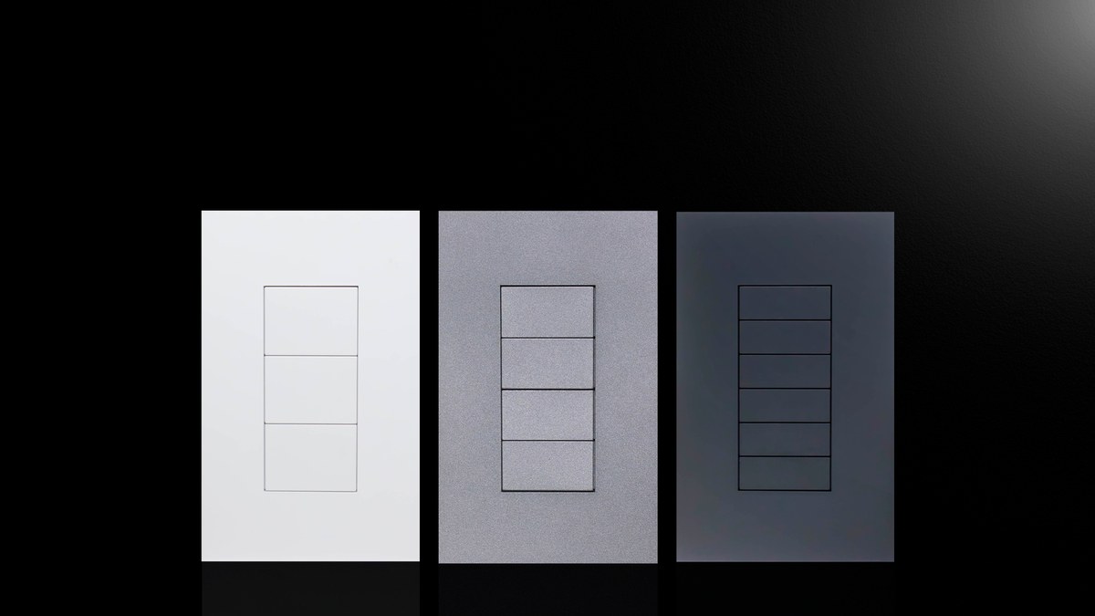 Keypads IVOLV da ControlArt em acabamentos branco, prata e grafite