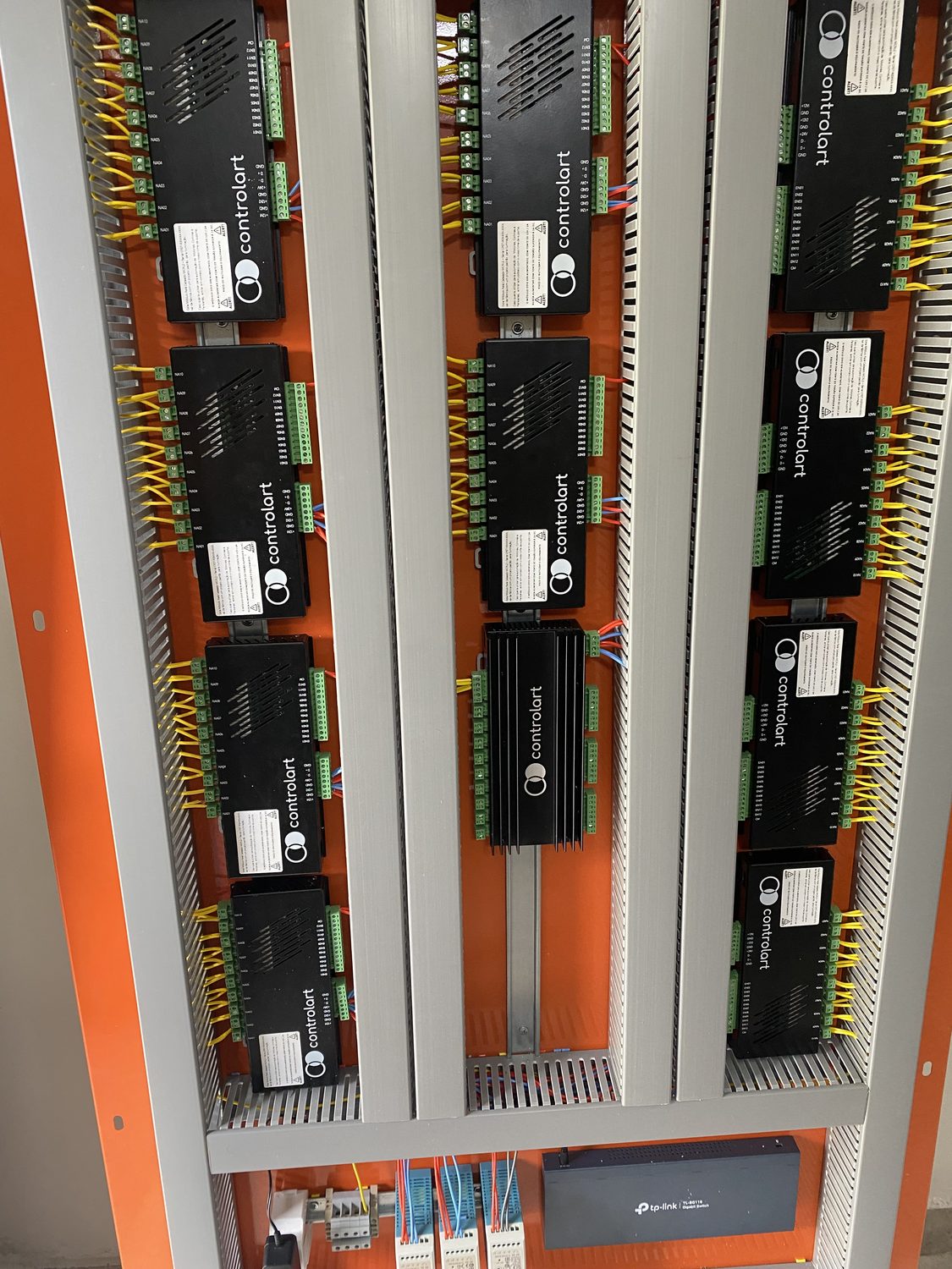 Quadro de automação com módulos ControlArt instalados