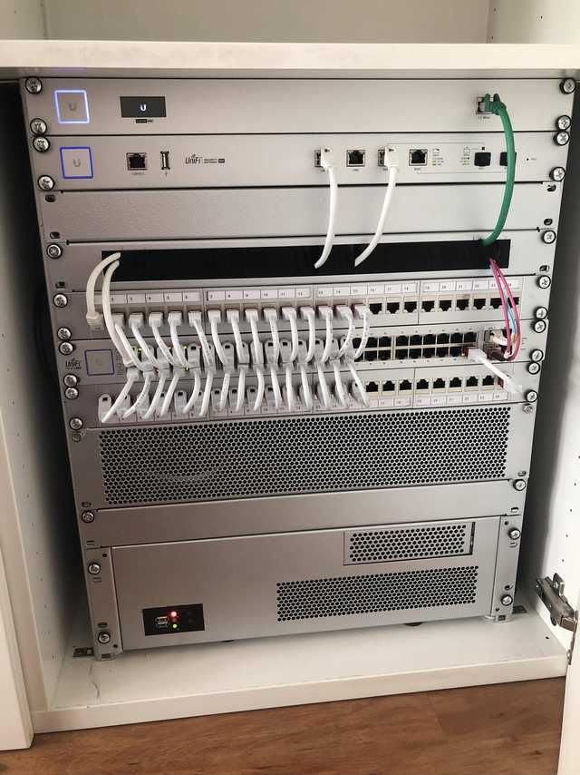 Rack UniFi instalado em armário embutido